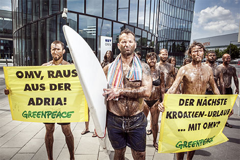 Greenpeace-Demonstranten vor der Messe Wien