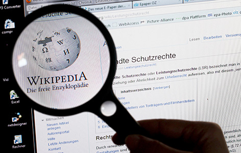 Wikipedia-Logo unter der Lupe