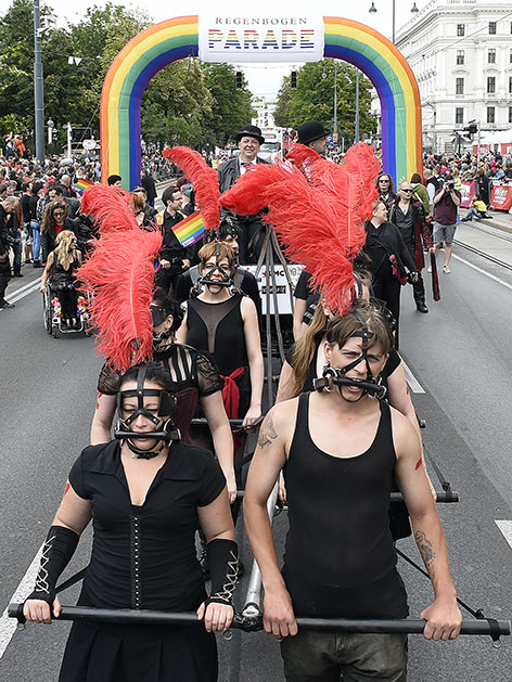 Kutsche bei Regenbogenparade 2015