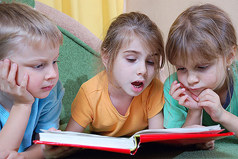 Lesende Kinder mit Buch