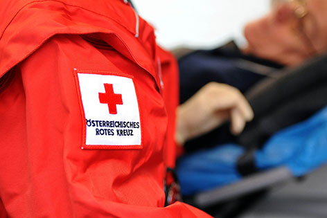 Sanitäter des Roten Kreuzes mit Patient