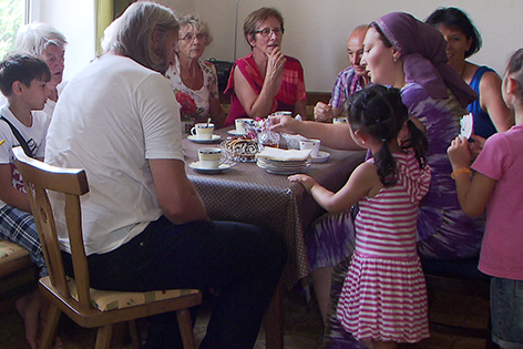 Pfarrhof Ybbs Pfarrer mit Flüchtlingsfamilie