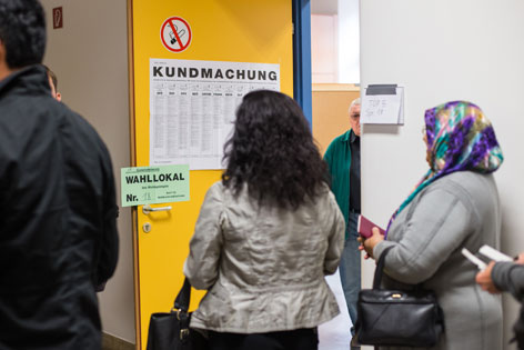 Migranten vor Wahllokal