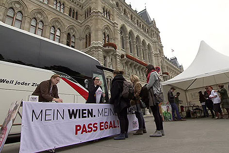 Pass Egal Wahl von SOS Mitmensch beim Wiener Rathaus