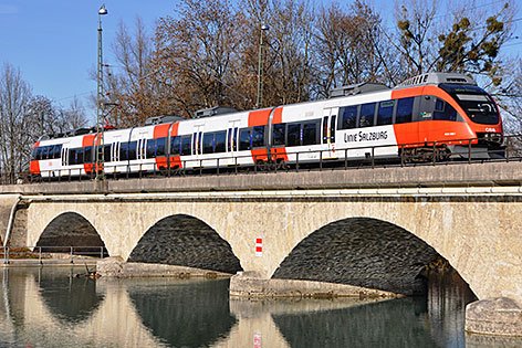 S Bahn Talent Zug der ÖBB auf der Saalach Grenzbrücke auf dem Weg nach Freilassing