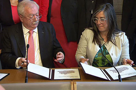 Michael Häupl und Maria Vassilakou beim Unterzeichnen des Koalitionspakts