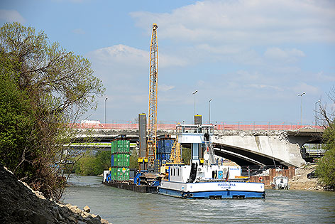 Abbruch-Schiff Erdberger Brücke (April 2015)