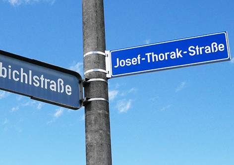 Schilder der Thorak Straße ausgetauscht - nach Schmiererei