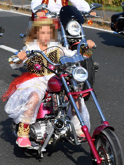Mädchen mit umgebauten Mopeds auf der Straße unterwegs