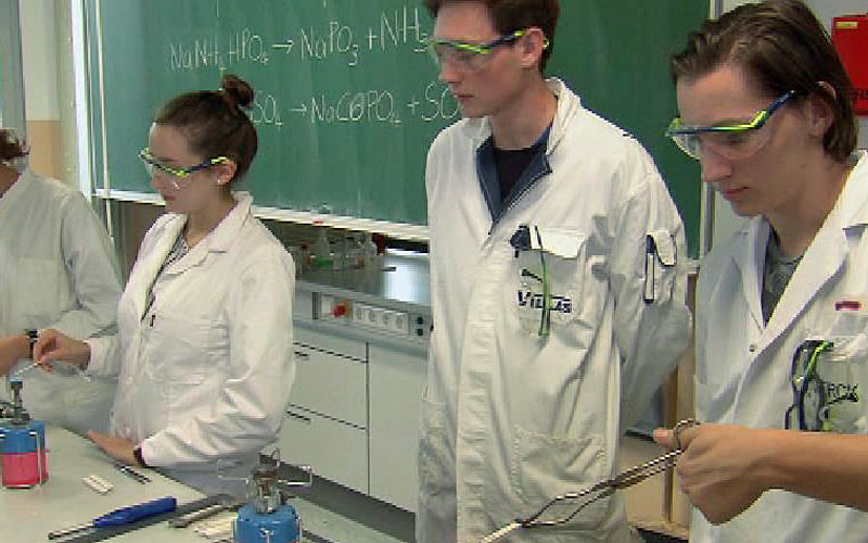 Studenten bei Experiment im Chemie Labor