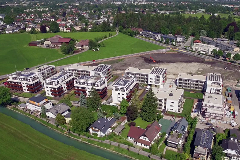 Wohnanlage "Freiraum Gneis" auf den Bärgründen im Süden der Stadt Salzburg aus der Luft
