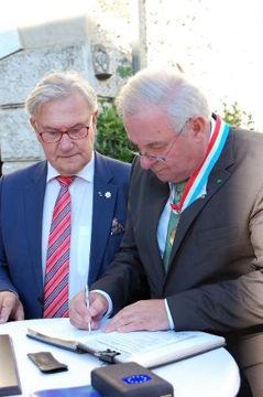 Schützenhöfer durfte sich in das „Goldene Buch der Stiftung Fondation du Mérite Européen Luxemburg“ eintragen