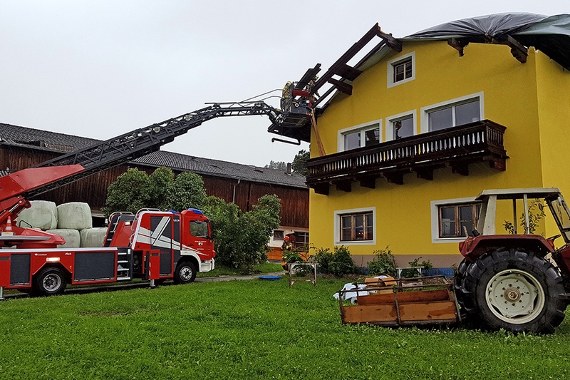 Feuerwehren bei Einsatz bei abgedecktem Haus in Mittersill Burk