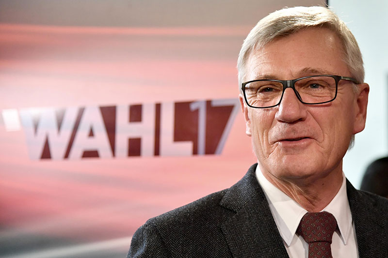 Harald Preuner vor "Wahl 17" ORF Schild