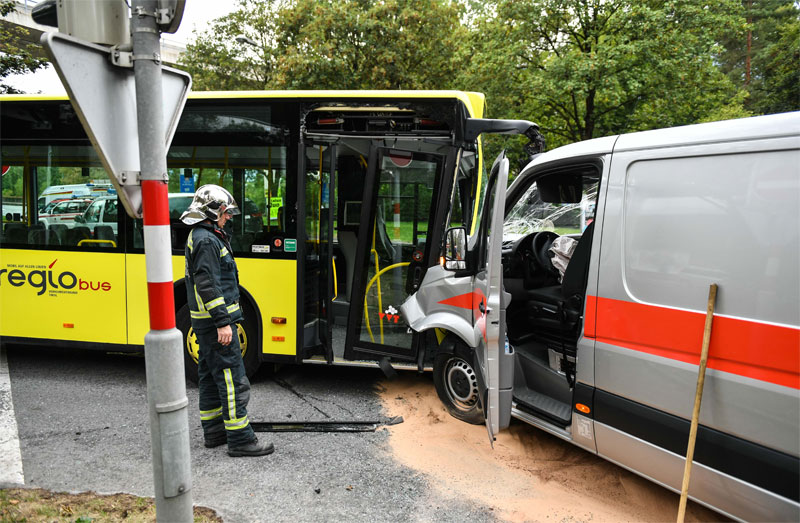 Unfall Linienbus Kastenwagen