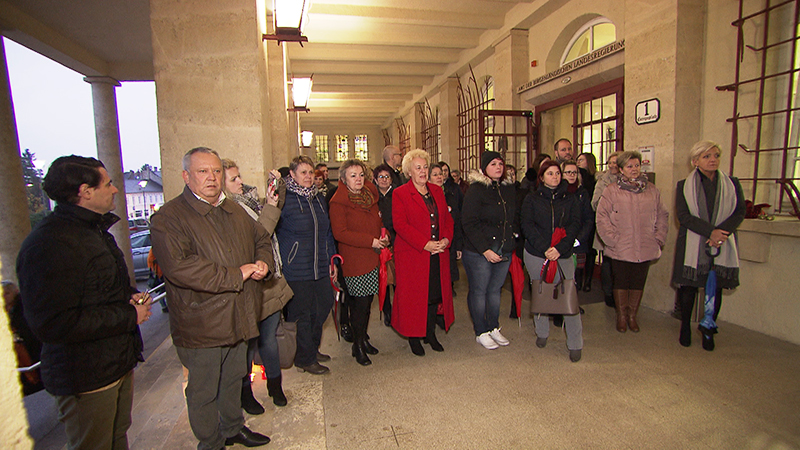 Teilnehmer bei der Veranstaltung gegen Gewalt an Frauen vor dem Landhaus in Eisenstadt