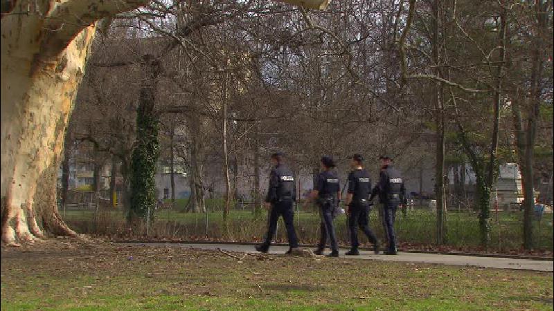 Polizisten gehen durch Park