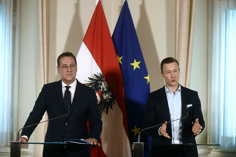 Vizekanzler Heinz-Christian Strache (FPÖ) und Kulturminister Gernot Blümel (ÖVP) bei einer Pressekonferenz.