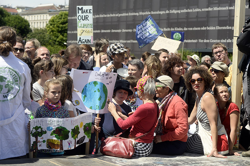 Teilnehmerinnen und Teilnehmer einer Klimademo in Wien